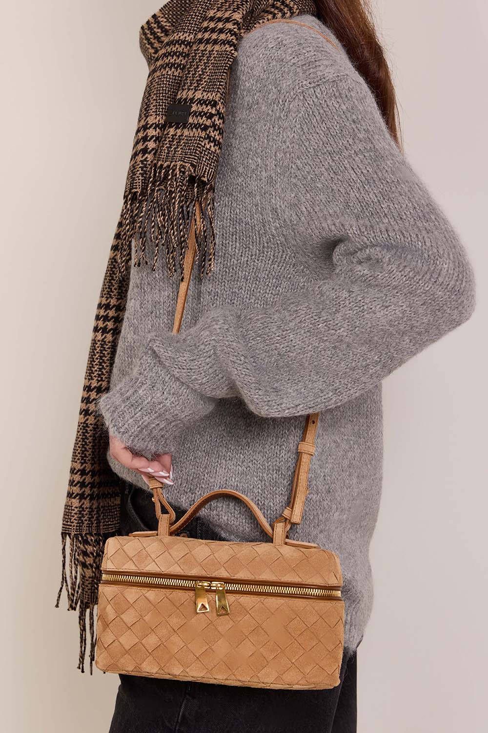 תמונת כל הלוק של תיק באנג באנג וניטי